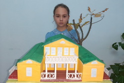 Школьница из Пичаевского района создала уменьшенную копию барского дома усадьбы «Тарханы»