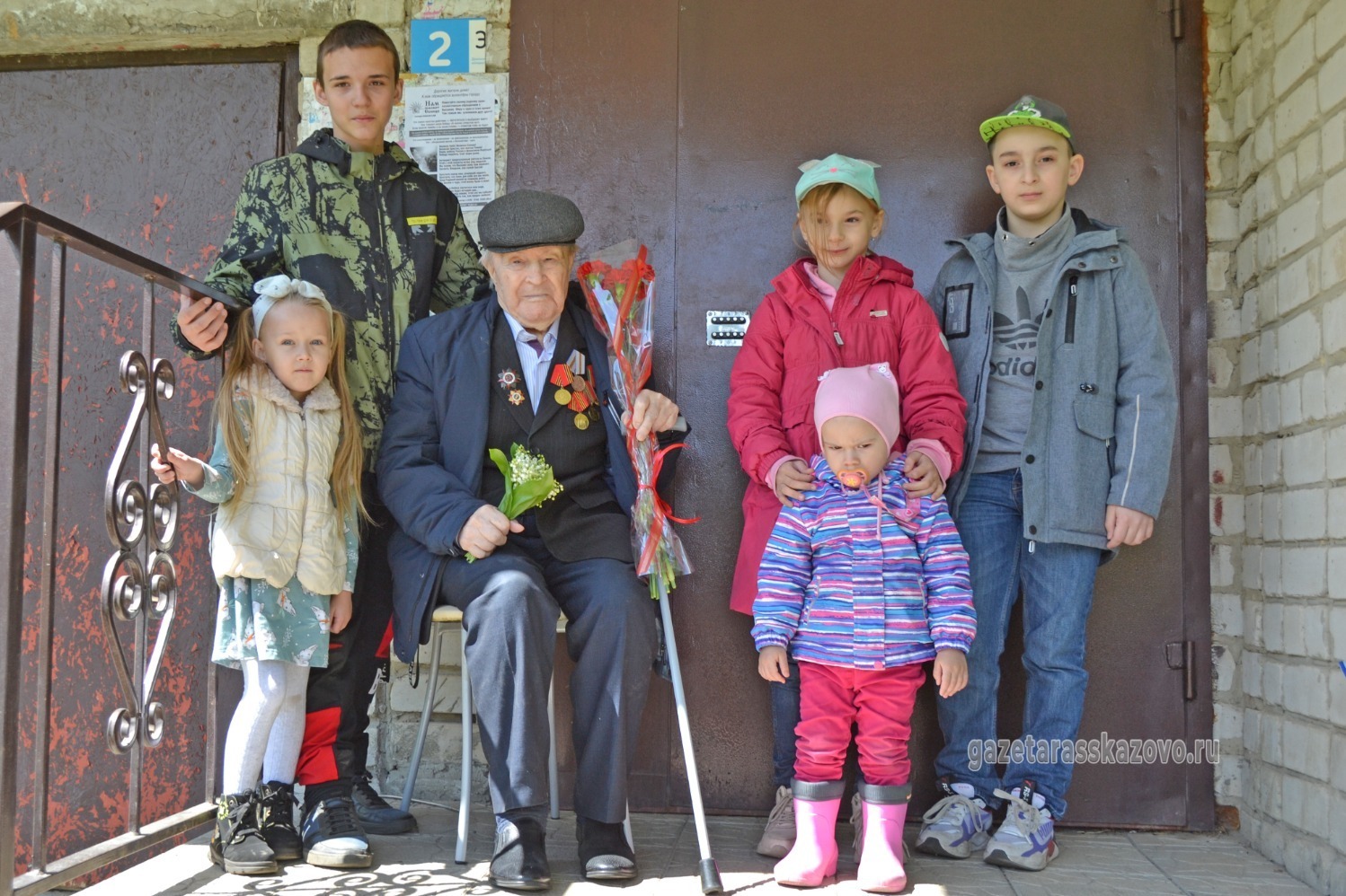 Иван Николаевич Мухортов со своими правнуками
