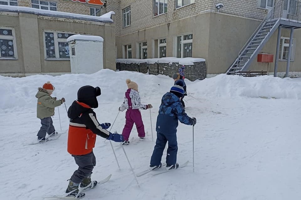 Маленькие лыжники из детского сада «Солнышко»