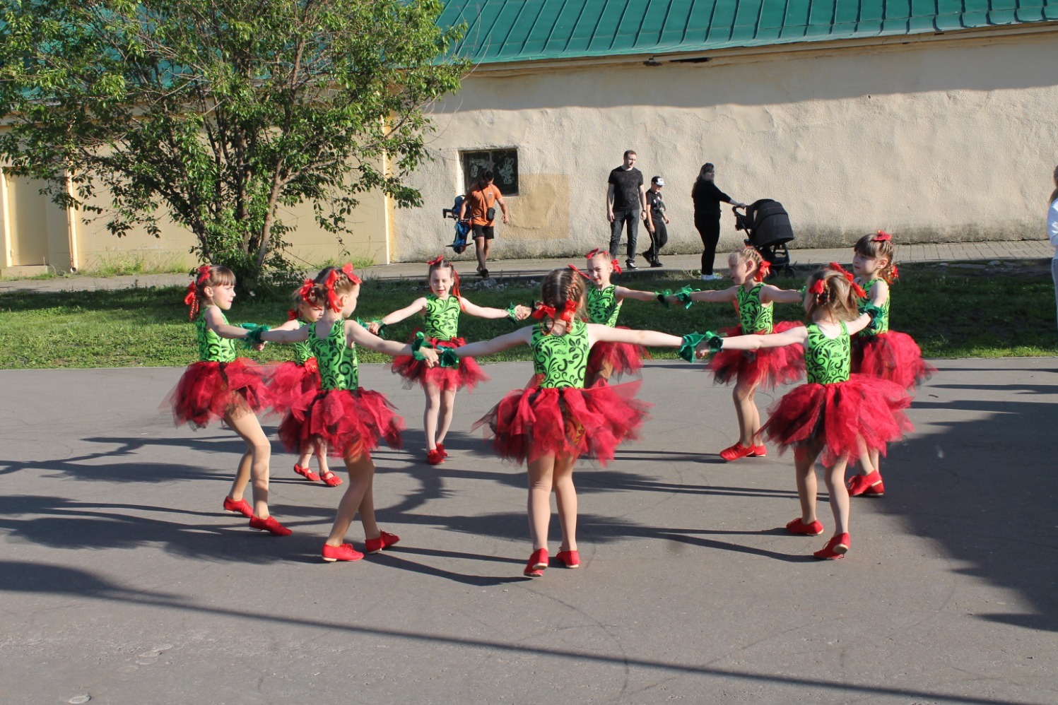 Танцевальный коллектив «Феникс», танец «Цветочки»