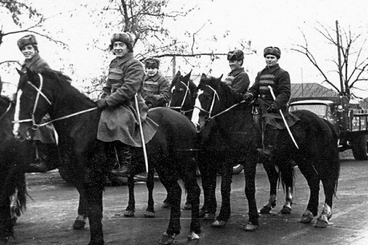 Племзавод «Арженка» представил на праздничную демонстрацию, по случаю очередной годовщины Октябрьской революции, отряд красноармейцев, 70-е годы XX века