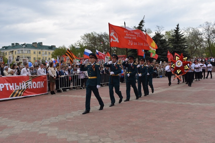 Шагают по площади военные со Знаменем Победы