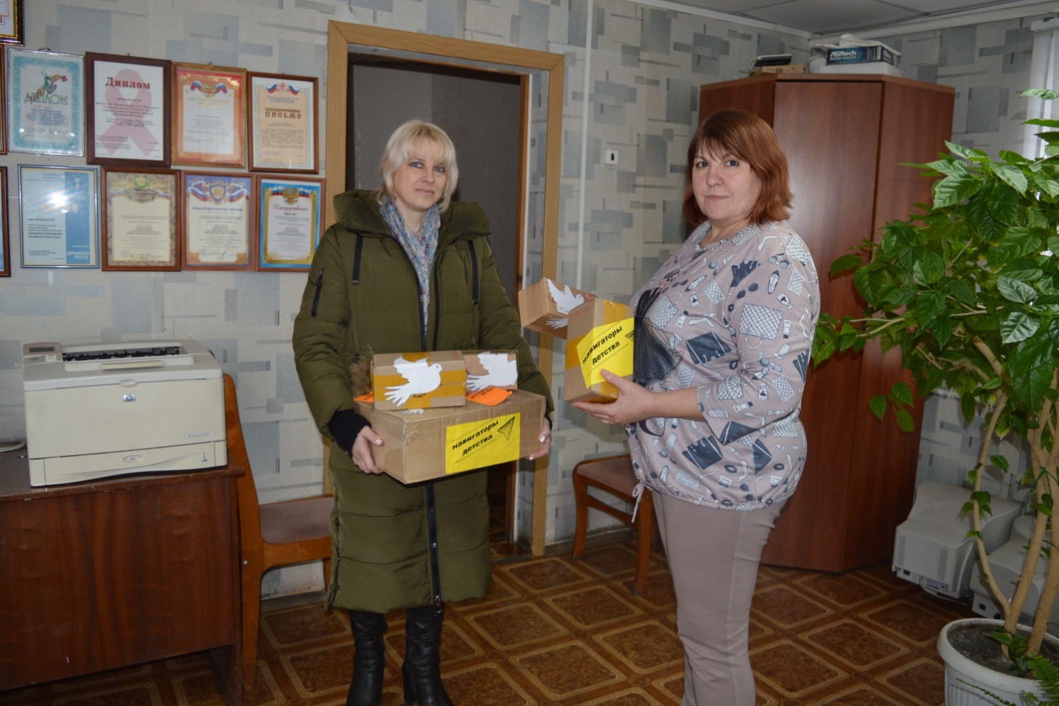 Подарки для солдат Карина Сокорева передала сотрудникам редакции