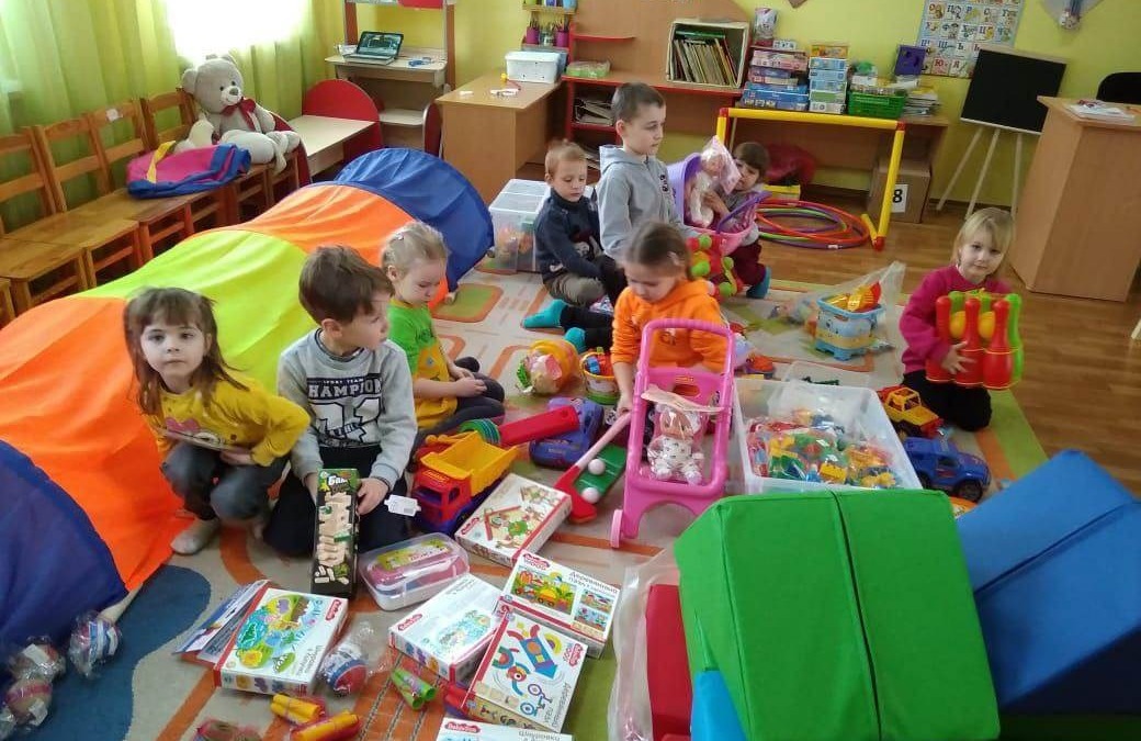 Воспитанники «Тополька» с подарками из Знаменского района