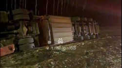 Недалеко от Тамбова из-за гололёда сползла в кювет фура с хурмой