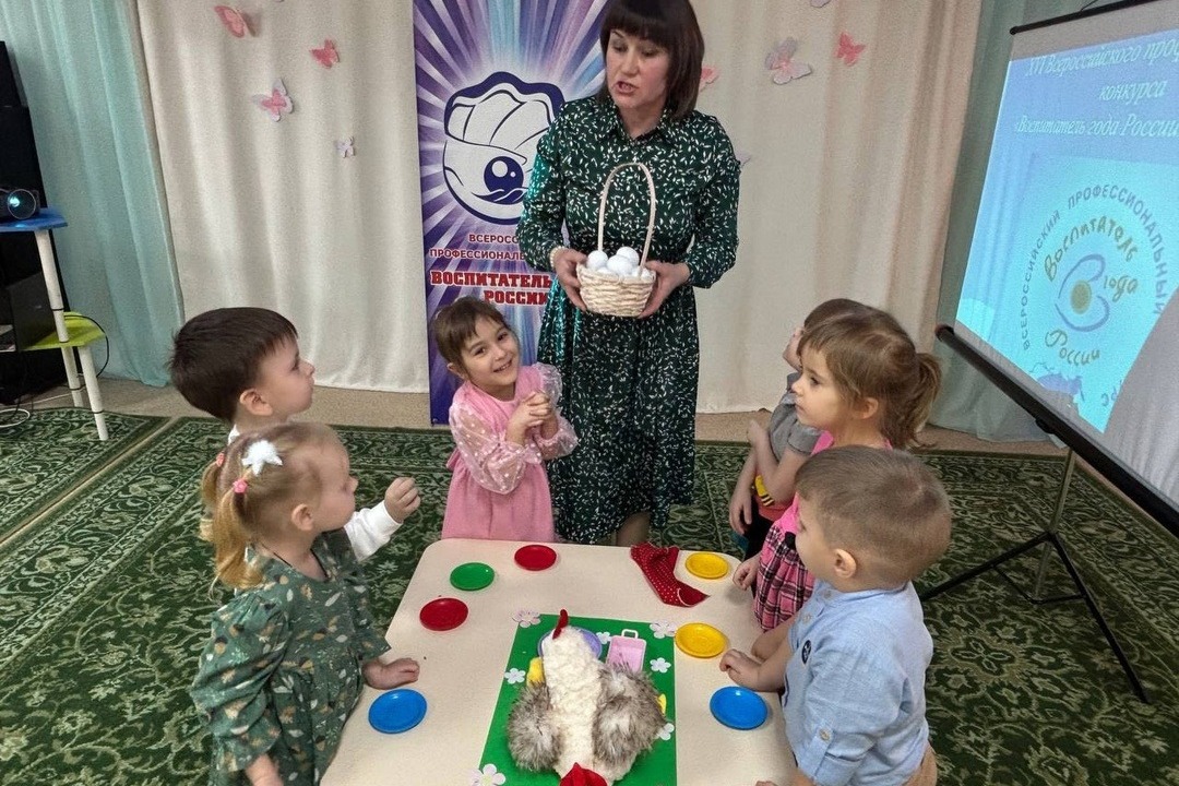 Занятие с дошкольниками ведёт победитель муниципального этапа Надежда Попова