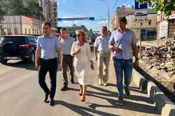 Наталия Макаревич высказала подрядчику замечания по ремонту тротуаров на Советской