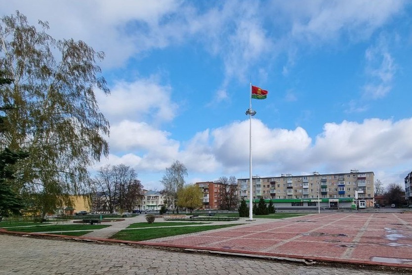 Над городской площадью реет флаг Котовска