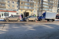 В центре Тамбова при столкновении "ГАЗели" и двух иномарок пострадал мужчина