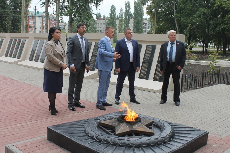 Губернатор посетил мемориал Памяти с руководителями Первомайского района и депутатами областной Думы.
