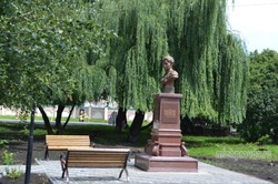 Бюст Зои Космодемьянской установили во дворе одной из школ Мичуринска