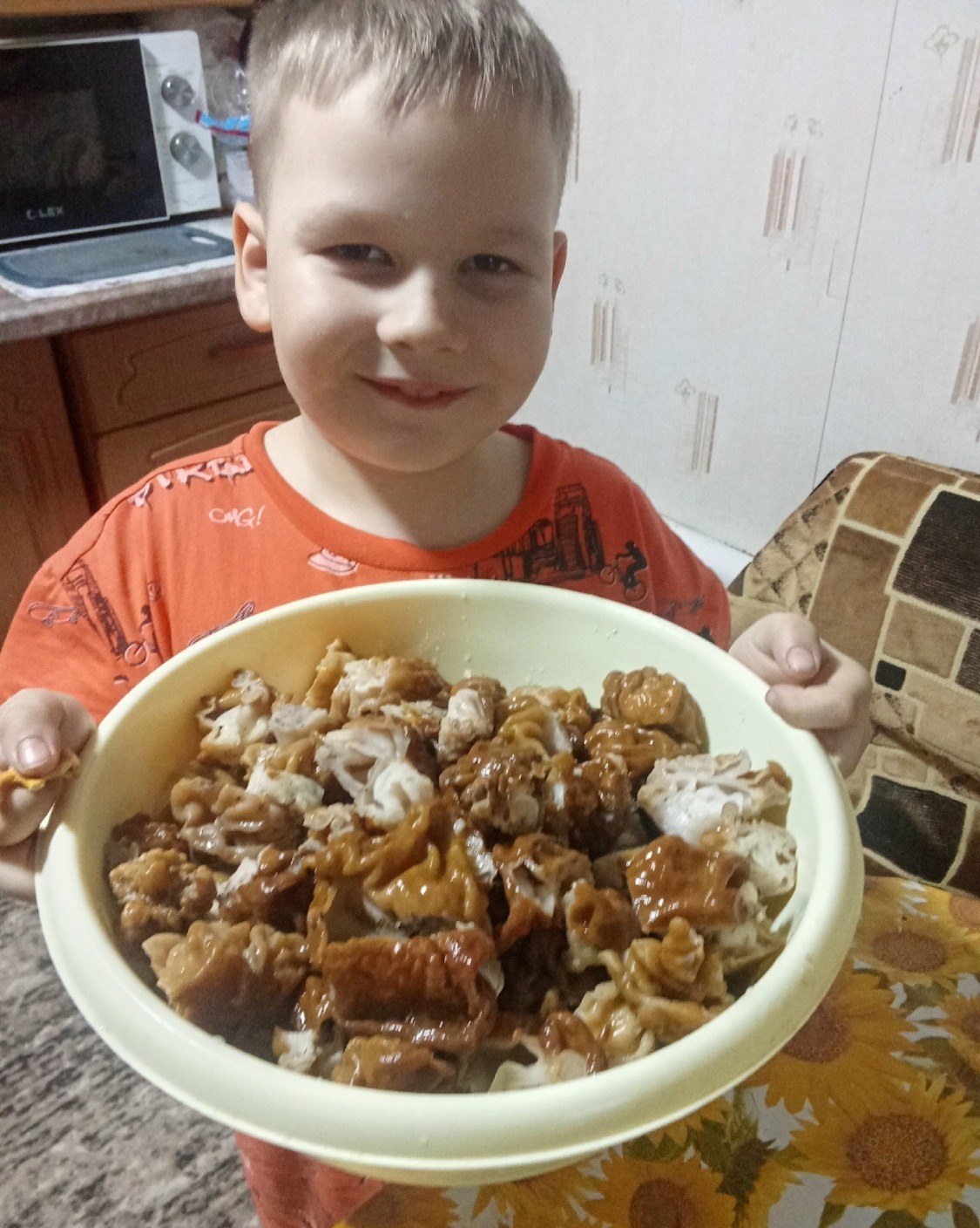 Сын Светланы Моисеевой Михаил с грибами