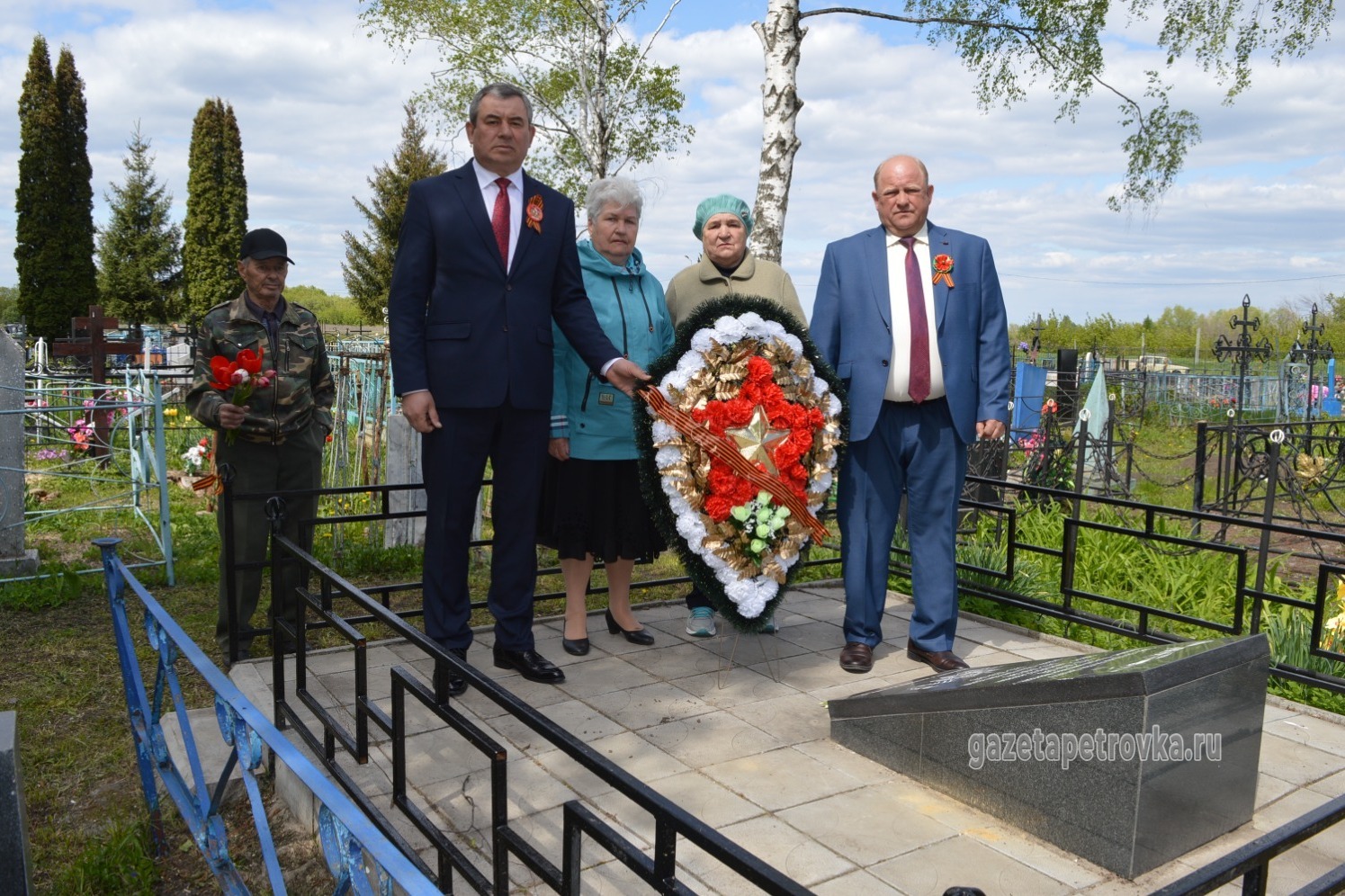 Сергей Ефанов и Олег Орлов возлагают венок к воинскому захоронению
