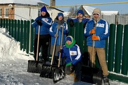«Снежный десант»: тамбовские волонтеры помогают в борьбе со снегом