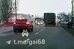 В Тамбове на улице Киквидзе «МАЗ» отправил «десятку» в полёт