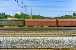 В посёлке Первомайский пьяная женщина на "Москвиче" остановила поезд, выехав на рельсы