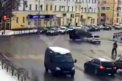 В полдень 29 ноября в Тамбове кроссовер торпедировал фургон нарушителя ПДД