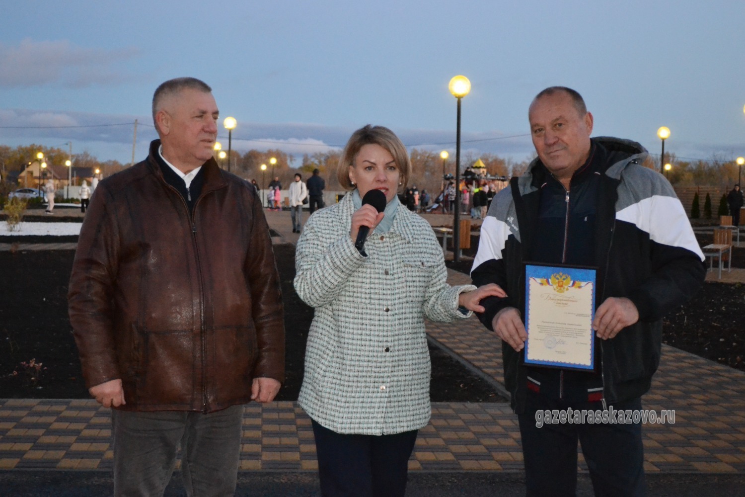 Глава города Вера Соколова и председатель горсовета Сергей Свистунов вручили Александру Объедкову Благодарственное письмо