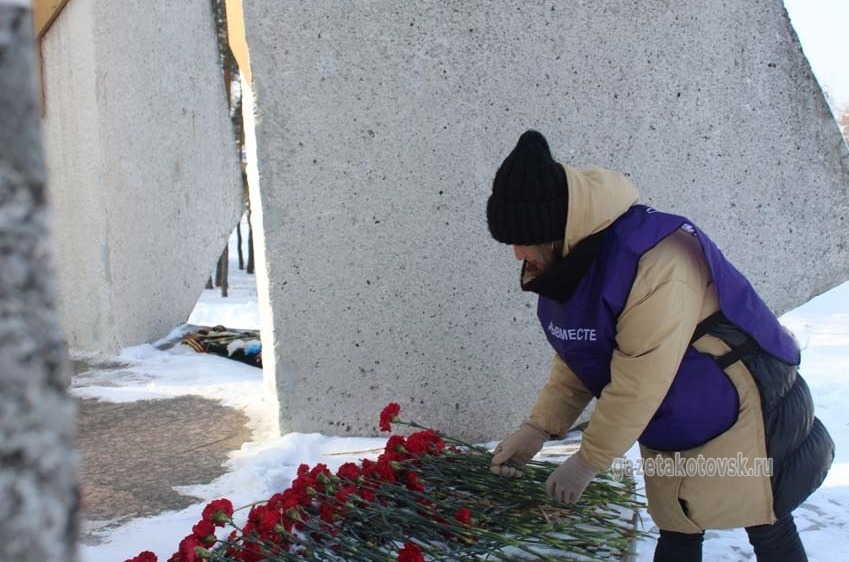 Возложение цветов к Вечному огню