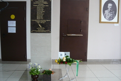 В областной библиотеке имени Пушкина в День памяти и скорби открыли мемориальный знак