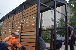 В Тамбове устанавливают ещё одну новую контейнерную площадку-павильон 
