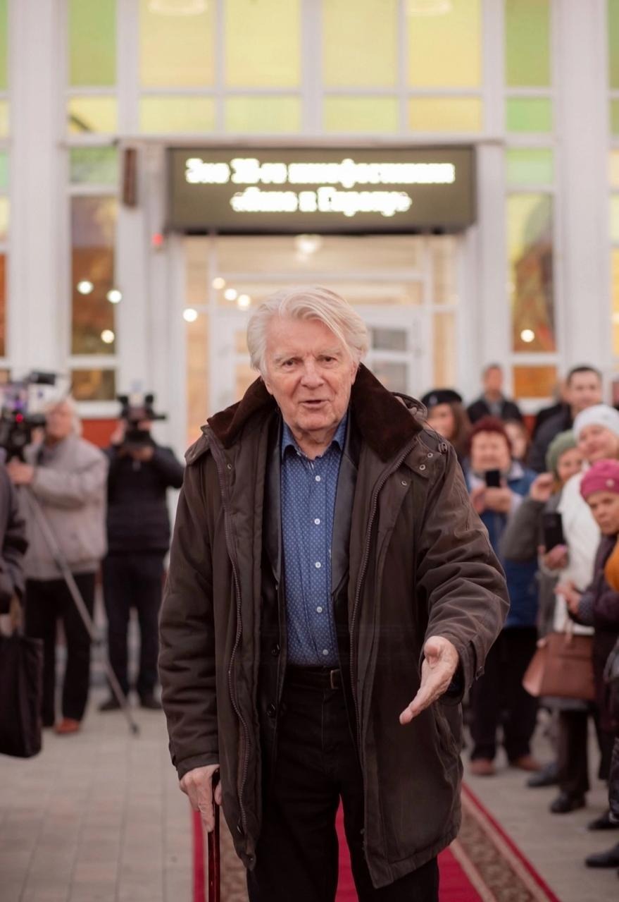 Юрий Назаров на красной ковровой дорожке в день открытия Аллеи звёзд в Мичуринске 