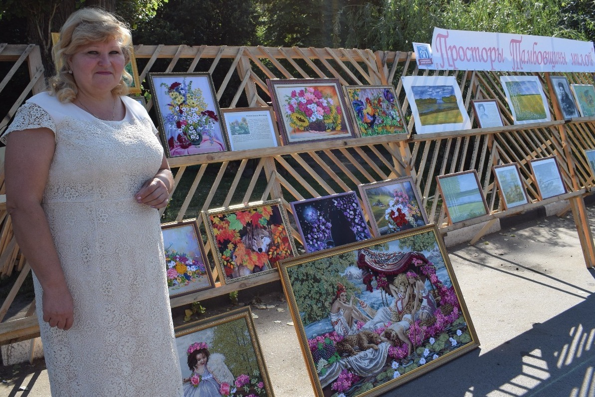 Татьяна Минаева во время выставки картин в День района
