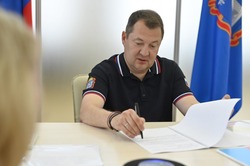 Максим Егоров в ходе личного приёма решил вопросы, связанные с ремонтом дороги и отделения почты