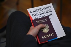 Максим Егоров вручил паспорта одарённым школьникам в День Конституции
