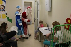 Дед Мороз и Снегурочка навестили с подарками пациентов областной детской больницы