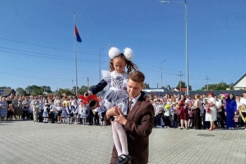 Первый звонок на урок дали ученица 1 «б» класса Ксения Ширшова и одиннадцатиклассник Александр Рябчунов