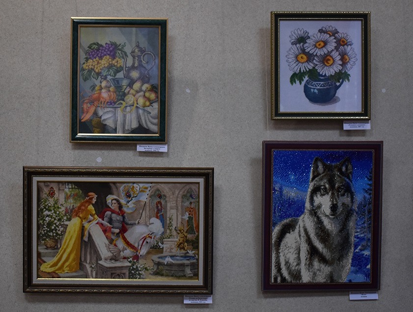 Посетителей привлекла картина с изображением колоритного волка