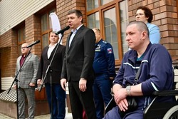 Евгений Первышов вручил ветерану СВО Антону Константинову ключи от адаптированного автомобиля