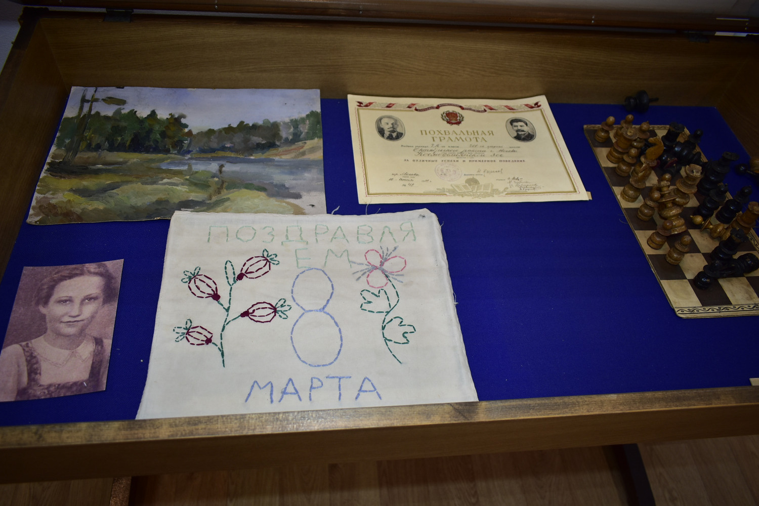 Похвальная грамота Зои, подаренная маме вышивка, рисунок и шахматы, в которые играла школьница
