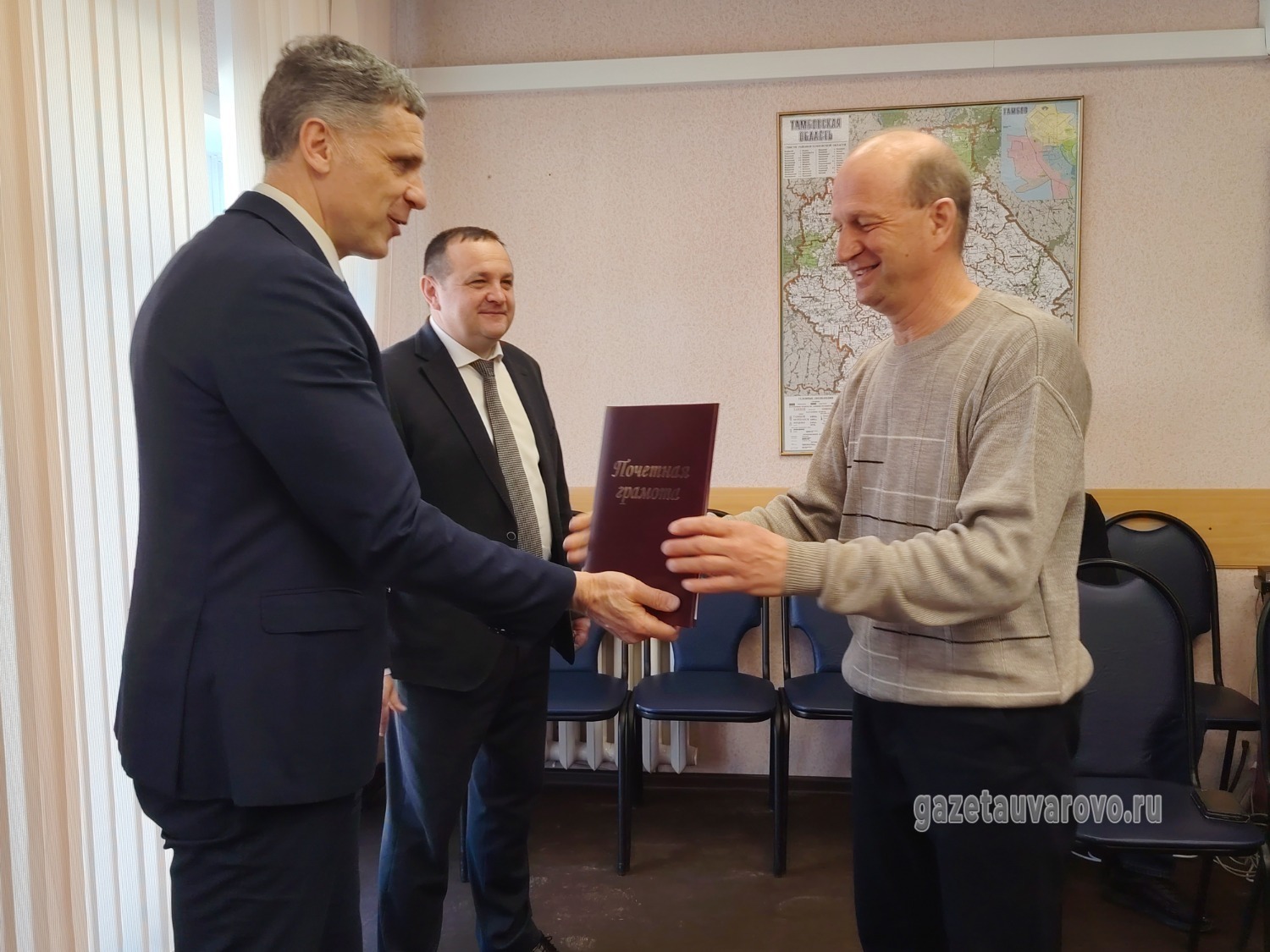 Награду вручают Эдуарду Кудинову (И.П.Самойлова)