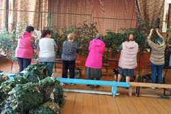 Серебряные волонтеры из села Бахарево плетут маскировочные сети