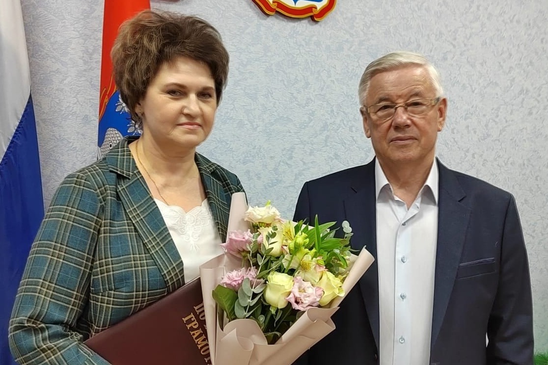 Вручение нагрудного знака руководителю филиала школы Ольге Нефёдовой