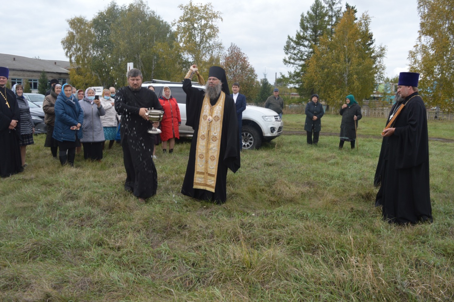 Епископ Гермоген  окропляет место, на котором планируется возвести церковь