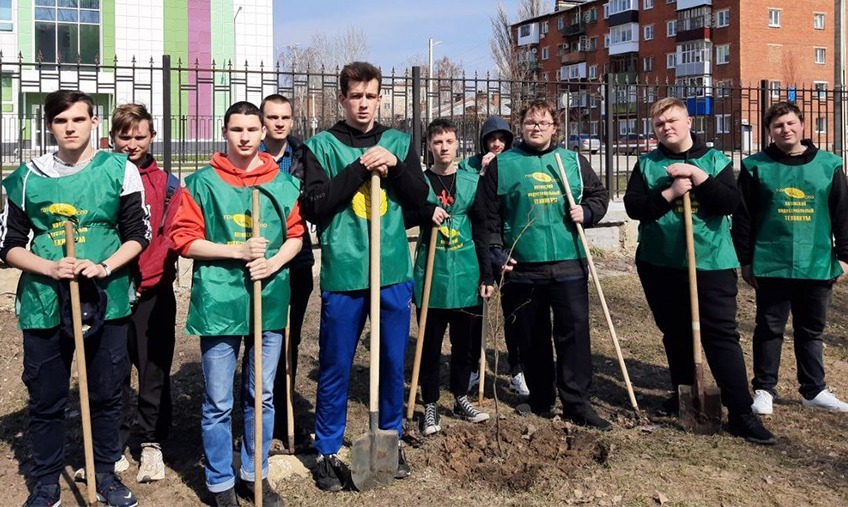 Участники акции «Сад Памяти»