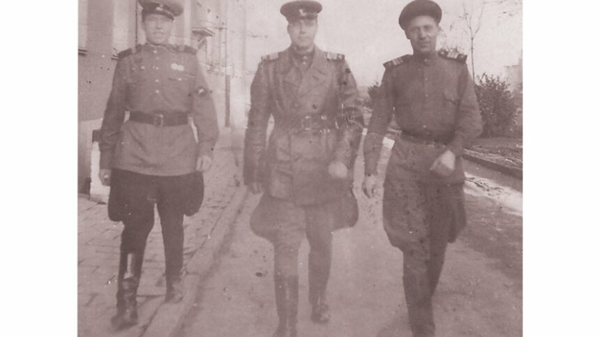 Павел Ананьев (слева) со своими боевыми товарищами  на улицах Берлина.