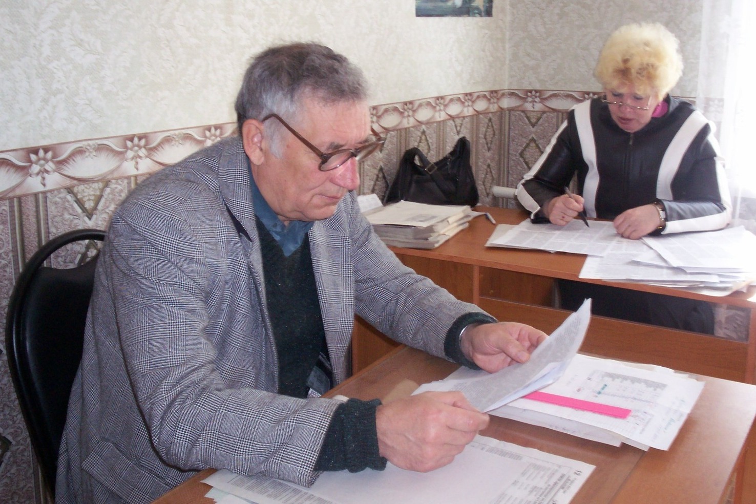 Николай Сидоров и Раиса Комиссарова вычитывают очередной номер газеты