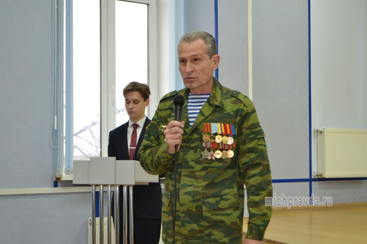 Валерий Розов напутствует молодых людей