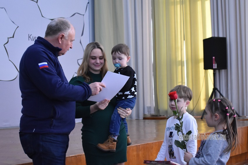 Алексей Плахотников вручает документы молодым семьям