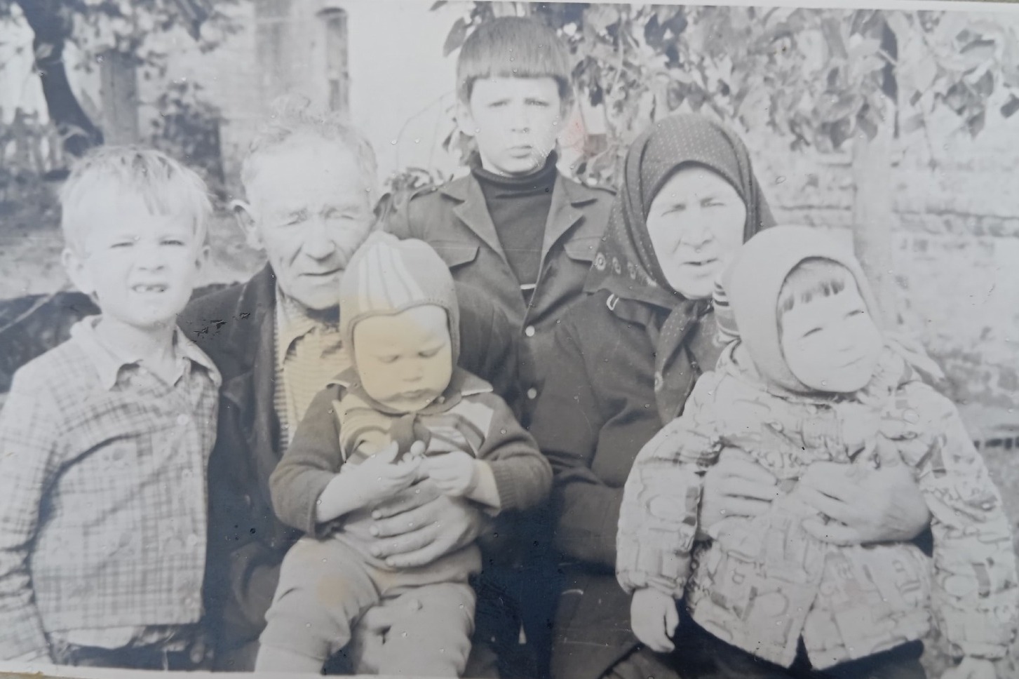  Андрей Тимофеевич с женой Ефросиньей Ивановной, внуками: Андреем, Эдуардом, Павлом и внучкой Ольгой.