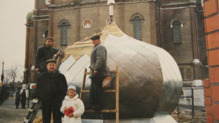 Строительство колокольни у Боголюбского храма. 2000 год. Фото из архива Константина Шитикова.