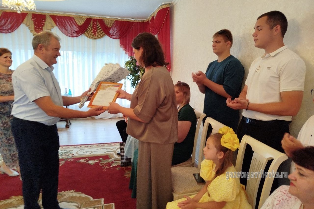 Награду вручили семье Переплётовых
