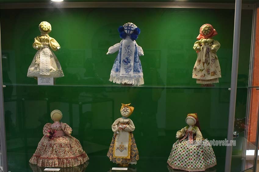 Куклы-берегини на выставке в городском музее