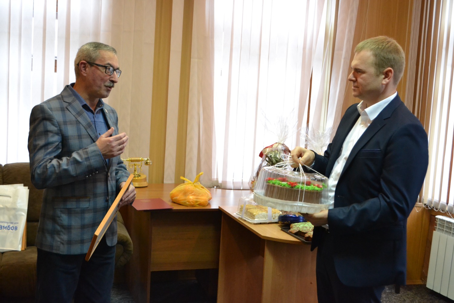 Михаил Белых награждает руководителя НПЦ «Агропищепром» Сергея Колесникова