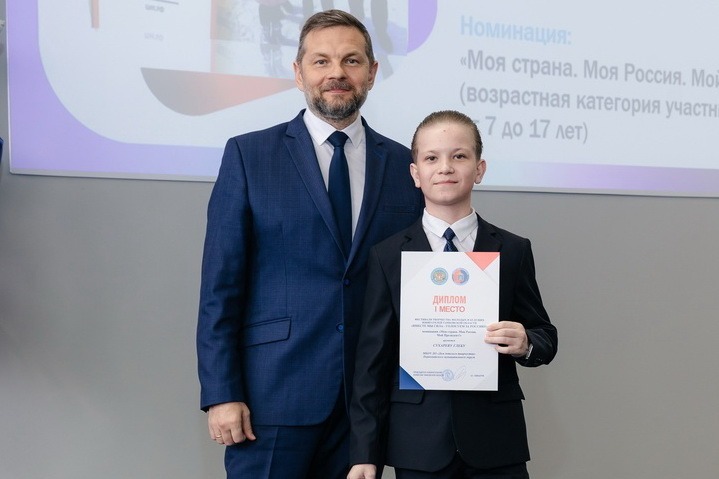 Андрей Офицеров вручил Диплом победителя Глебу Сухареву