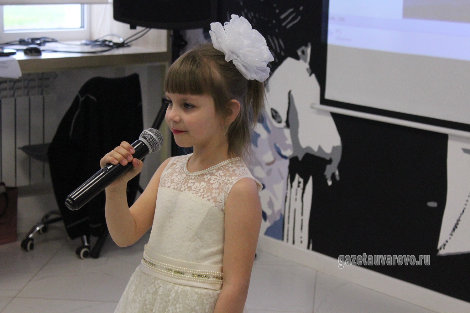 Поёт Алёна Уварова